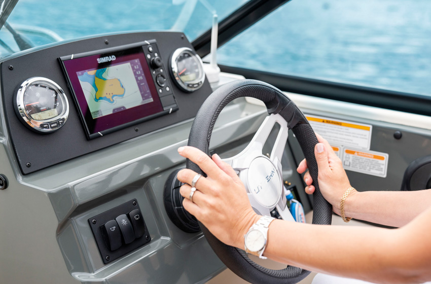 Dashbord med instrumentering: SmartCraft fartsmåler og turteller
