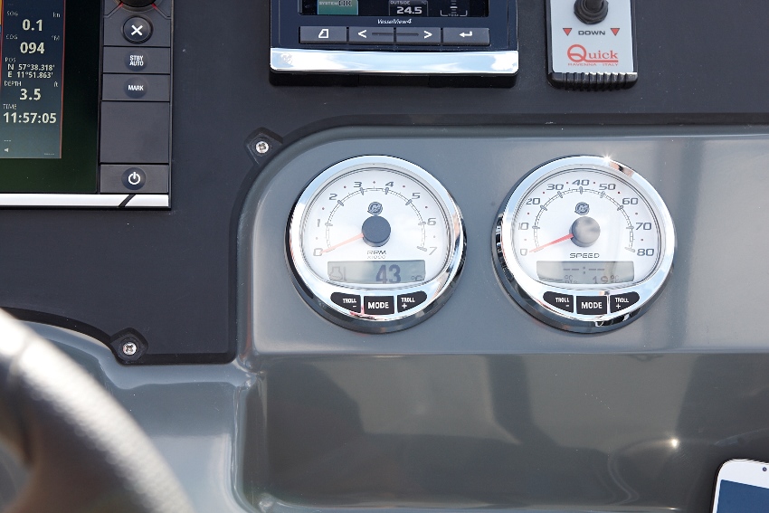 Dashbord med instrumentering: SmartCraft fartsmåler og turteller & tankmåler og trimindikator
