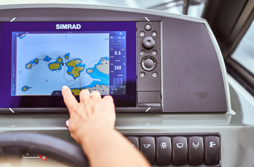Simrad GPS/kartplotter Cruise 9 med HDI-giver