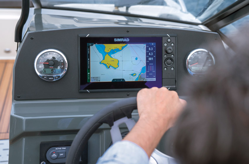 Dashbord med instrumentering: SmartCraft fartsmåler og turteller & tankmåler og trimindikator