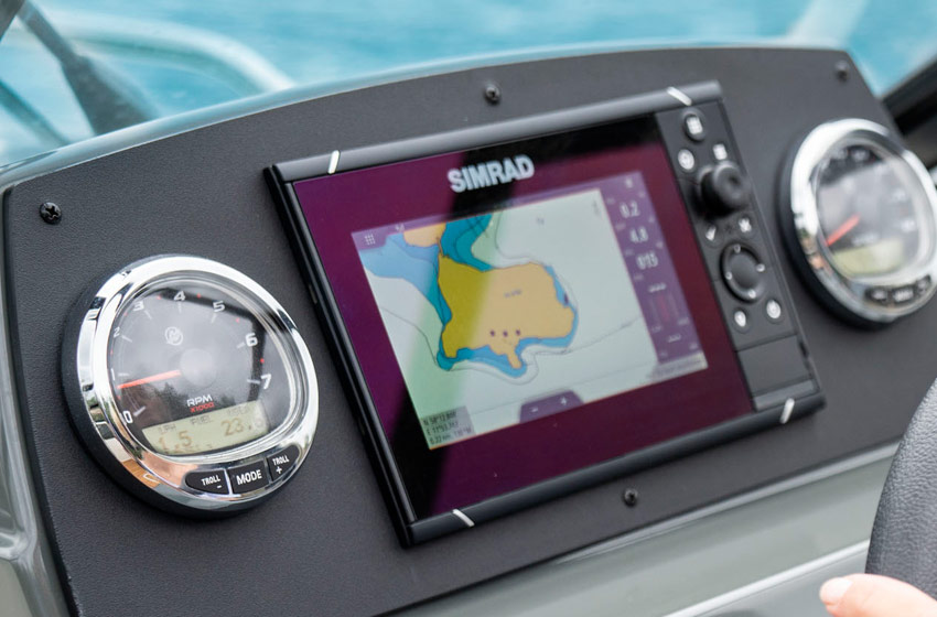 Simrad GPS/kartplotter Cruise 7 med HDI-giver