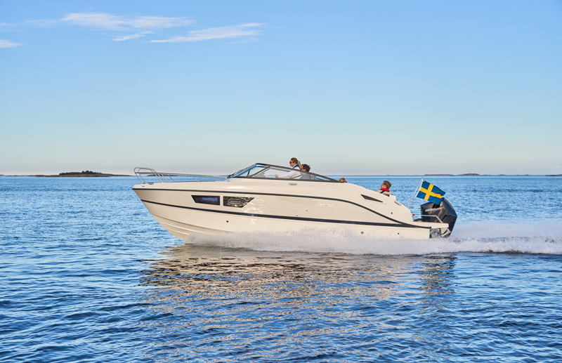 D77 DSC08075 B White Hull 800X517