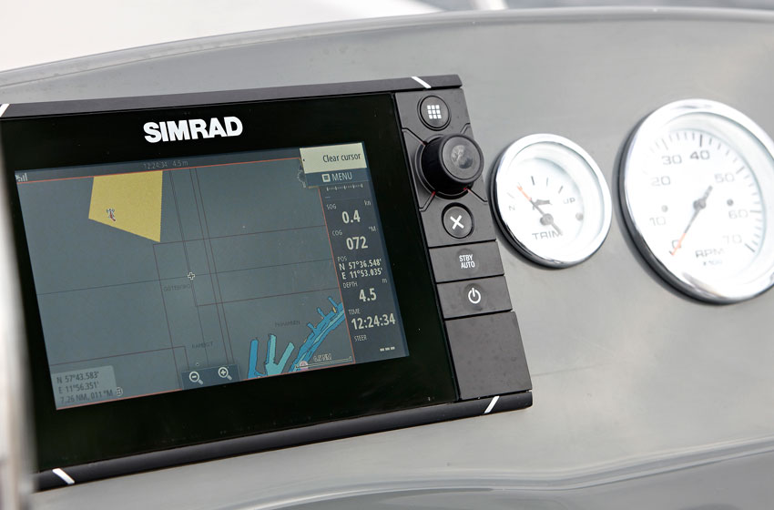Simrad GPS/Chart Plotter 7" Cruise with HDI Transducer